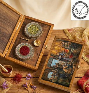 پک هدیه چوبی طرح فرش با یک مثقال زعفران و 10گرم هل
